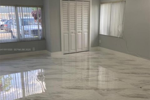 House in Miami, Florida 5 bedrooms, 210.14 sq.m. № 1977427 - photo 18