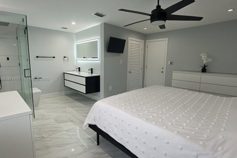 House in Miami, Florida 5 bedrooms, 210.14 sq.m. № 1977427 - photo 11