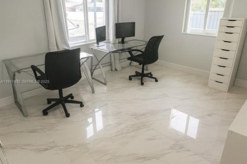 House in Miami, Florida 5 bedrooms, 210.14 sq.m. № 1977427 - photo 16