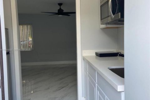 House in Miami, Florida 5 bedrooms, 210.14 sq.m. № 1977427 - photo 17