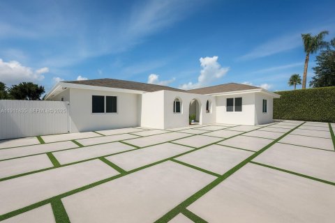 House in Miami, Florida 5 bedrooms, 210.14 sq.m. № 1977427 - photo 1