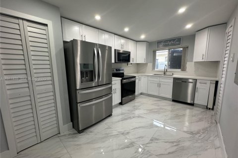 House in Miami, Florida 5 bedrooms, 210.14 sq.m. № 1977427 - photo 8