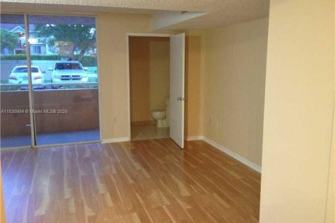 Condo in Hialeah, Florida, 2 bedrooms  № 1809474 - photo 6