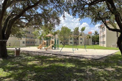 Condo in Hialeah, Florida, 2 bedrooms  № 1809474 - photo 13