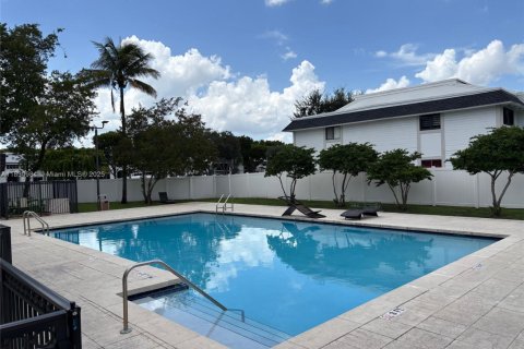Condo in Hialeah, Florida, 2 bedrooms  № 1809474 - photo 15