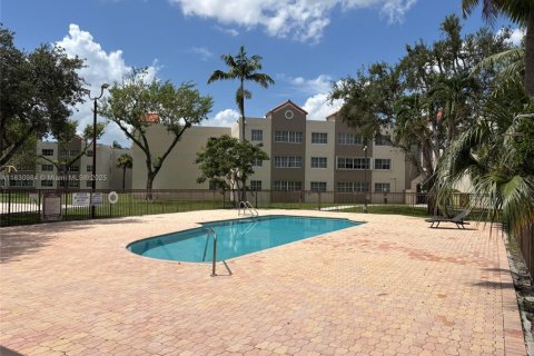 Condo in Hialeah, Florida, 2 bedrooms  № 1809474 - photo 12