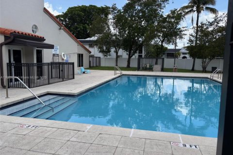 Condo in Hialeah, Florida, 2 bedrooms  № 1809474 - photo 16