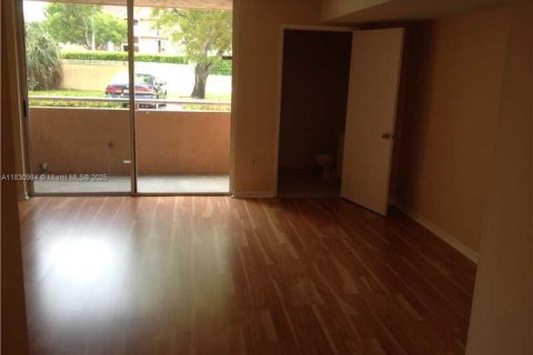 Condo in Hialeah, Florida, 2 bedrooms  № 1809474 - photo 8