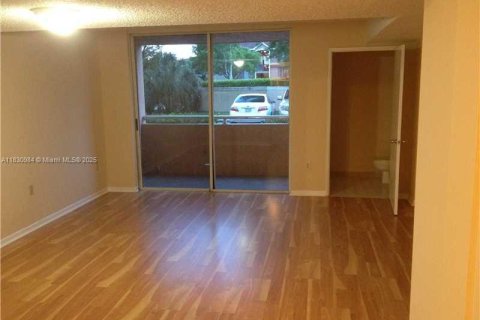 Condo in Hialeah, Florida, 2 bedrooms  № 1809474 - photo 7
