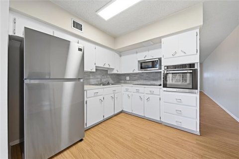 Condo in Clearwater, Florida, 2 bedrooms  № 2237942 - photo 11
