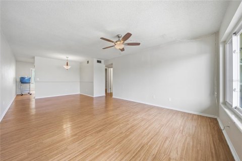 Condo in Clearwater, Florida, 2 bedrooms  № 2237942 - photo 7