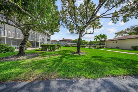 Снять в аренду кондоминиум в Пемброк-Пайнс, Флорида 1 спальня, 75.34м2, № 1957260 - фото 8