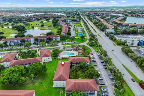 Снять в аренду кондоминиум в Пемброк-Пайнс, Флорида 1 спальня, 75.34м2, № 1957260 - фото 2