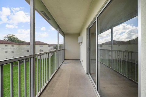 Снять в аренду кондоминиум в Пемброк-Пайнс, Флорида 1 спальня, 75.34м2, № 1957260 - фото 13