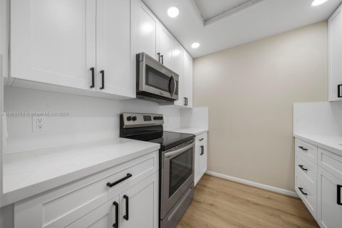 Снять в аренду кондоминиум в Пемброк-Пайнс, Флорида 1 спальня, 75.34м2, № 1957260 - фото 27