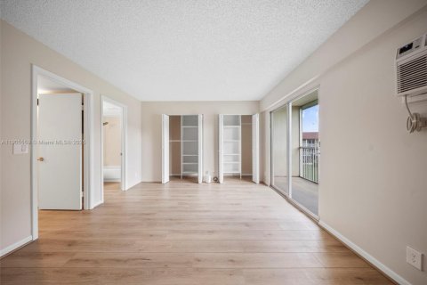 Снять в аренду кондоминиум в Пемброк-Пайнс, Флорида 1 спальня, 75.34м2, № 1957260 - фото 14