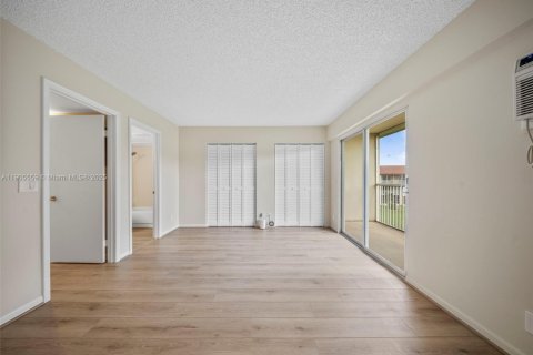 Снять в аренду кондоминиум в Пемброк-Пайнс, Флорида 1 спальня, 75.34м2, № 1957260 - фото 18