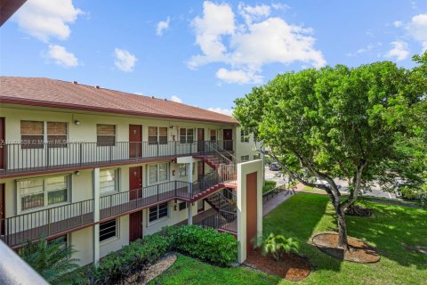 Снять в аренду кондоминиум в Пемброк-Пайнс, Флорида 1 спальня, 75.34м2, № 1957260 - фото 10