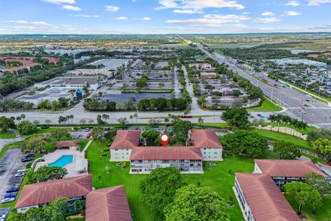 Снять в аренду кондоминиум в Пемброк-Пайнс, Флорида 1 спальня, 75.34м2, № 1957260 - фото 3