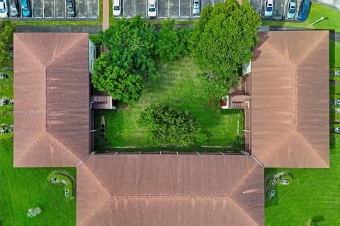 Снять в аренду кондоминиум в Пемброк-Пайнс, Флорида 1 спальня, 75.34м2, № 1957260 - фото 1