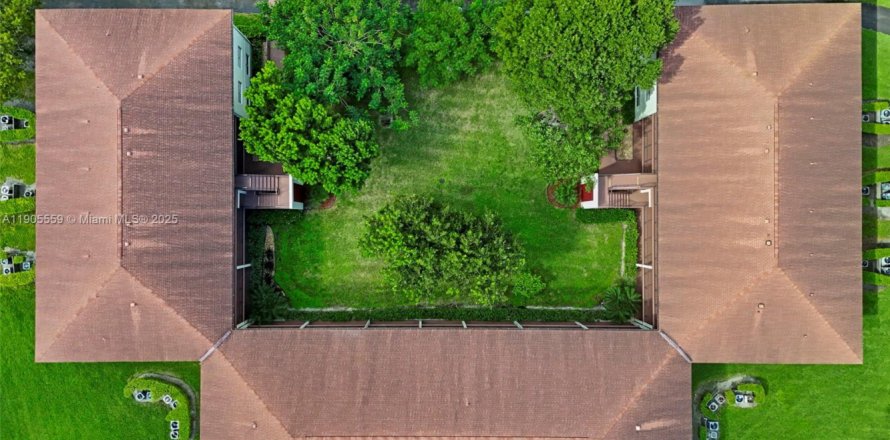 Кондоминиум с 1 спальней в Пемброк-Пайнс, Флорида № 1957260