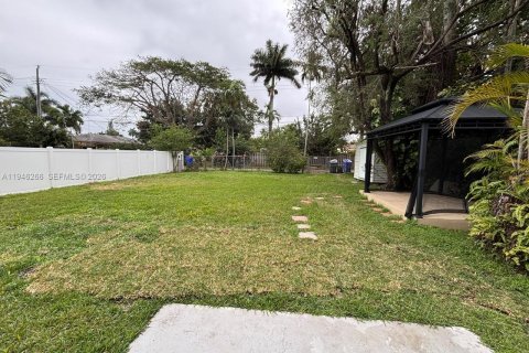 House in Hollywood, Florida 2 bedrooms, 92.9 sq.m. № 2002589 - photo 11