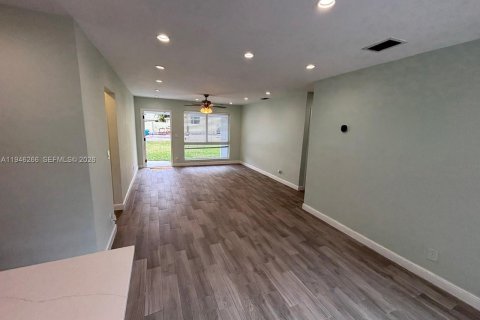 House in Hollywood, Florida 2 bedrooms, 92.9 sq.m. № 2002589 - photo 3