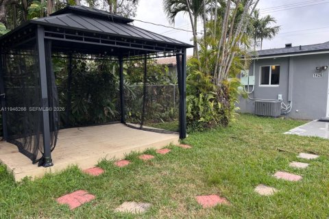 House in Hollywood, Florida 2 bedrooms, 92.9 sq.m. № 2002589 - photo 13