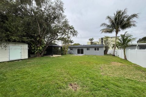 House in Hollywood, Florida 2 bedrooms, 92.9 sq.m. № 2002589 - photo 12