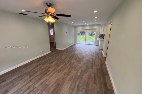 House in Hollywood, Florida 2 bedrooms, 92.9 sq.m. № 2002589 - photo 2