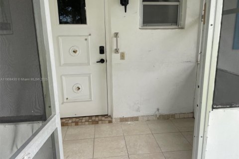 Condominio en alquiler en Plantation, Florida, 2 dormitorios, 98.94 m2 № 2019212 - foto 2