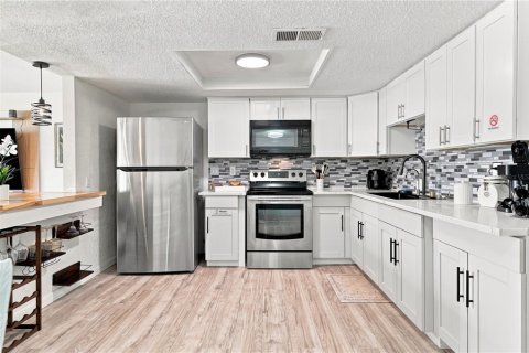 House in Port Richey, Florida 3 bedrooms, 107.02 sq.m. № 2360633 - photo 12