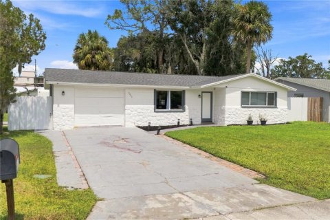 House in Port Richey, Florida 3 bedrooms, 107.02 sq.m. № 2360633 - photo 2