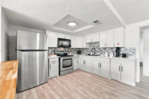 House in Port Richey, Florida 3 bedrooms, 107.02 sq.m. № 2360633 - photo 13