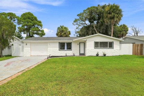 House in Port Richey, Florida 3 bedrooms, 107.02 sq.m. № 2360633