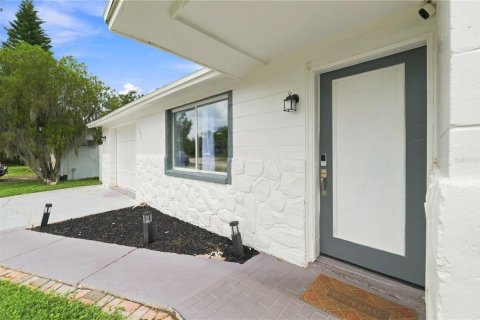 House in Port Richey, Florida 3 bedrooms, 107.02 sq.m. № 2360633 - photo 3