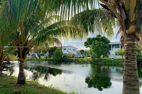 Condo in Miami Gardens, Florida, 1 bedroom  № 1891816 - photo 5