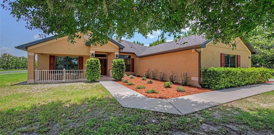 House in Dade City, Florida 4 bedrooms, 212.47 sq.m. № 2239283