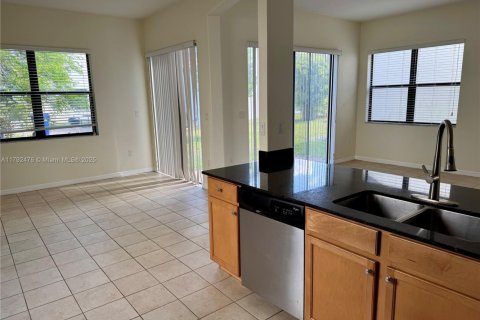 House in Miramar, Florida 3 bedrooms, 183.67 sq.m. № 1940719 - photo 2