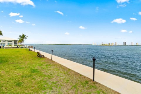 Condo in Lake Park, Florida, 2 bedrooms  № 1058968 - photo 1