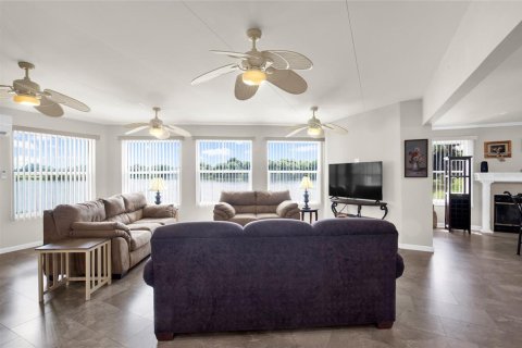 House in Titusville, Florida 1 bedroom, 102.19 sq.m. № 2238421 - photo 3