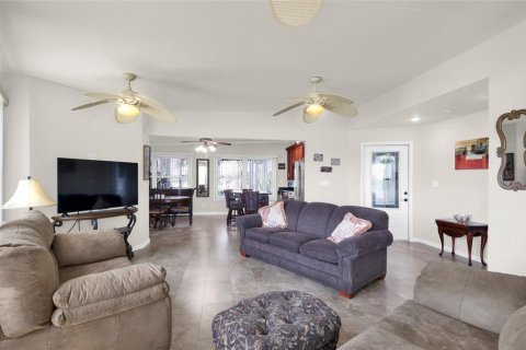 House in Titusville, Florida 1 bedroom, 102.19 sq.m. № 2238421 - photo 5