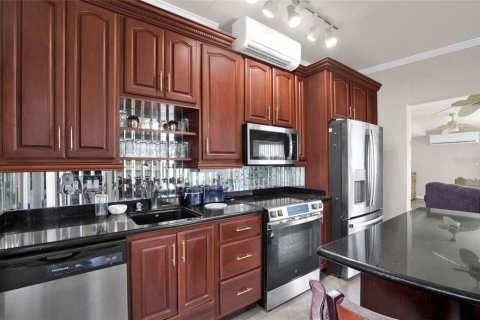 House in Titusville, Florida 1 bedroom, 102.19 sq.m. № 2238421 - photo 6