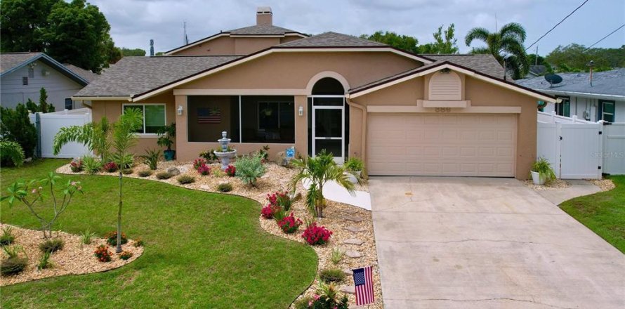 House in Palm Harbor, Florida 3 bedrooms, 241.45 sq.m. № 1776938