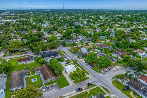 Commercial property in Hollywood, Florida 195.09 sq.m. № 1819902 - photo 2