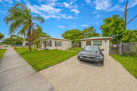 Commercial property in Hollywood, Florida 195.09 sq.m. № 1819902 - photo 1