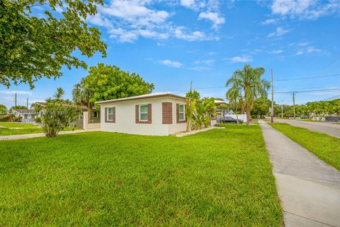 Commercial property in Hollywood, Florida 195.09 sq.m. № 1819902 - photo 6