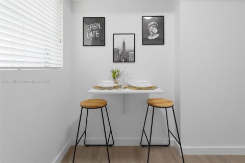 Apartment in Miami, Florida 685.34 sq.m. № 1896548 - photo 4