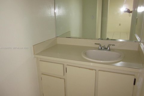 Condo in Miami, Florida, 3 bedrooms  № 1999442 - photo 10