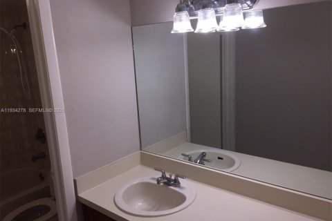 Condo in Miami, Florida, 3 bedrooms  № 1999442 - photo 9